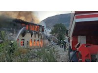 Alevlere teslim olan 2 ahşap ev kullanılmaz hale geldi