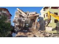 4 katlı binanın iş makinesinin darbesiyle yıkıldığı anlar kamerada