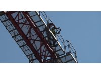 Aylardır maaş alamadıkları gerekçesiyle kule vincin tepesinde eylem yaptılar