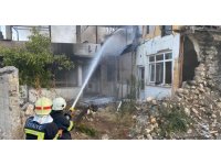 2 katlı metruk bina alevlere teslim oldu