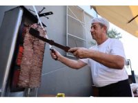 Et fiyatı düştü, iddiayı kaybetti, et döner tezgahını Meclis’e kurarak döner dağıttı