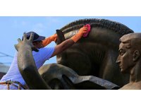 Ulusal Yükseliş Anıtı’na yazılan yazılar özel solüsyon yardımıyla silindi