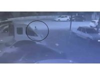 Yolda yürüyen çocuk, park halindeki 4 araca çarpan otomobilden saniyelerle kurtuldu