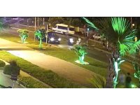 Kırmızı ışıkta yaya geçidindeki yayaların arasına daldı