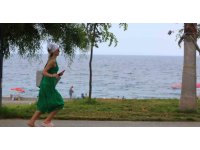 Konyaaltı’nda denizin keyfini çıkartan vatandaşlara yağış sürprizi