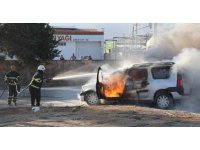 Seyir halindeyken alevlere teslim olan otomobil paniğe neden oldu