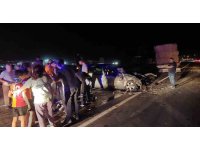 Saman yüklü tır ile otomobil çarpıştı: 8 yaralı