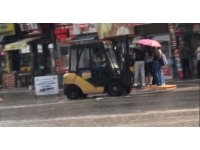 Aniden başlayan yağış sonrası yayaların imdadına belediye forkliftle yetişti