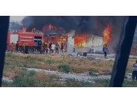 Depremzede vatandaşların yaşadığı prefabrik ev alevlere teslim oldu
