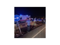 Minibüs domates yüklü traktöre çarptı: 10 yaralı