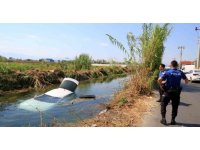 Virajı geniş alınca aracıyla birlikte su kanalına uçtu