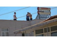 Polis çatıya çıkan adamı indirmek için uzun süre dil döktü
