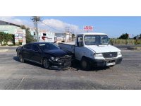 Manavgat’ta kamyonet ile otomobil çarpıştı: 1 yaralı