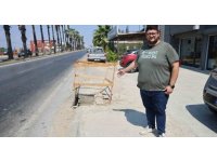 Önce etrafı kontrol etti, sonra mazgalı böyle çaldı