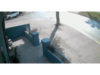 Okul servisine çarpan motosikletin sürücüsü metrelerce havaya fırladı