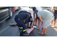 Direksiyon başında krize giren tır sürücüsü, vatandaşların ’ilk yardımı’ sonrası kendine geldi