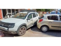 Dükkanın önüne park eden araca kızıp kendi aracıyla çarptı, ’Kaydırdım’ diyerek özür diledi