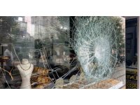 Kuyumcuyu soymaya çalışan hırsıza kurşun geçirmez cam şoku