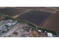 Anız yangını atık deposuna sıçrayınca mahalleler duman altında kaldı