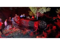 Takla atan otomobilin cam tavanından fırlayan sürücü ağır yaralandı