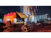 Antakya’da iş makinesi alevlere teslim oldu