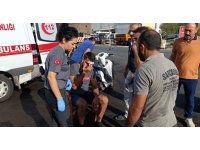 Otomobil ile motosikletin çarpışması kamerada