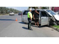 Antalya’da hafif ticari araç aydınlatma direğine çarptı, sürücü yara almadan kurtuldu