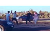 Trafikte korku dolu anlar: Otobüs şoförü, otomobil sürücüsüne bıçakla saldırdı