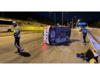 Burdur’da bordür taşına çarpan otomobil devrildi, sürücü olay yerinden kaçtı