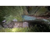 Erzin’de şarampole devrilen tırın sürücüsü yaralandı