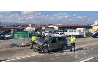 Otomobil, muayene sırasındaki 3 araca çarptı: 2 yaralı