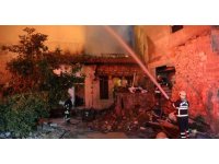 Antakya’da metruk bina alevlere teslim oldu