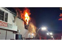 Antalya’da sanayide çıkan yangında bitişik iş yerleri ile 3 araç küle döndü