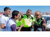 Kazaya karışan hastane aracı yetkilisinin trafik polisiyle ’çekici’ tartışması