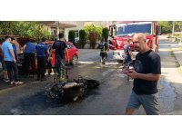 Seyir halindeyken yanan motosikleti mahalle sakinleri söndürdü