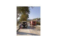 Minibüsün motor kısmındaki yangın büyümeden söndürüldü