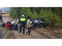 Isparta-Antalya kara yolunda otomobil kamyonla çarpıştı: 1’i ağır 3 yaralı