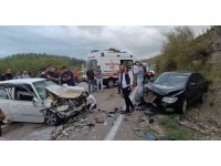 İki otomobil kafa kafaya çarpıştı: 1 ölü, 1 yaralı