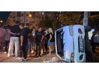 Ticari taksi ile minibüs çarpıştı, ortalık savaş alanına döndü