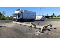 Lojistik kamyonu beton direği devirdi