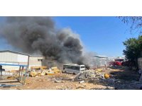 Sanayide çıkan yangında gökyüzünü siyah dumanlar kapladı