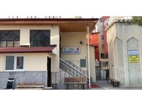 Camilerdeki sadaka kutularından hırsızlık anı kamerada