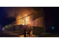 Adana’da mobilya imalathanesi alevlere teslim oldu