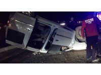 Burdur-Antalya karayolunda hafif ticari araç takla attı: 2 yaralı