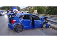 Burdur’da kontrolden çıkan otomobil önce bariyere sonra traktöre çarptı: 5 yaralı