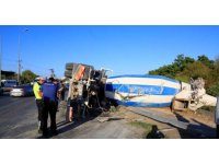 Virajı alamayan çimento yüklü beton mikseri yan yattı: 1 yaralı