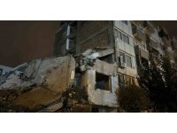 Hasarlı binanın yıkımı esnasında üzerine duvar devrilen başka bir bina zarar gördü