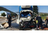 Kamyonet çekiciye bağlı olan yarı römorka çarptı: 1 yaralı