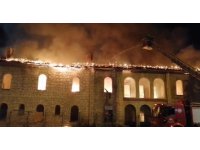 Tadilattaki eski okul binası alev alev yandı