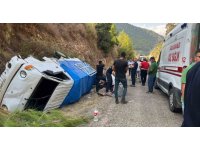 Antalya’da yoldan çıkan kamyonet devrildi: 1’i ağır 8 yaralı